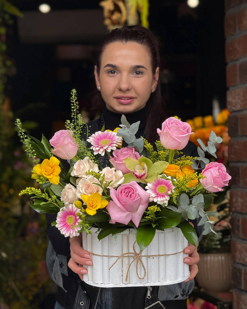 Aranjament floral in cutie de lemn cu trandafiri roz, minirose galbene, frezii, minigerbera si cymbidium „Bloom Sonata”