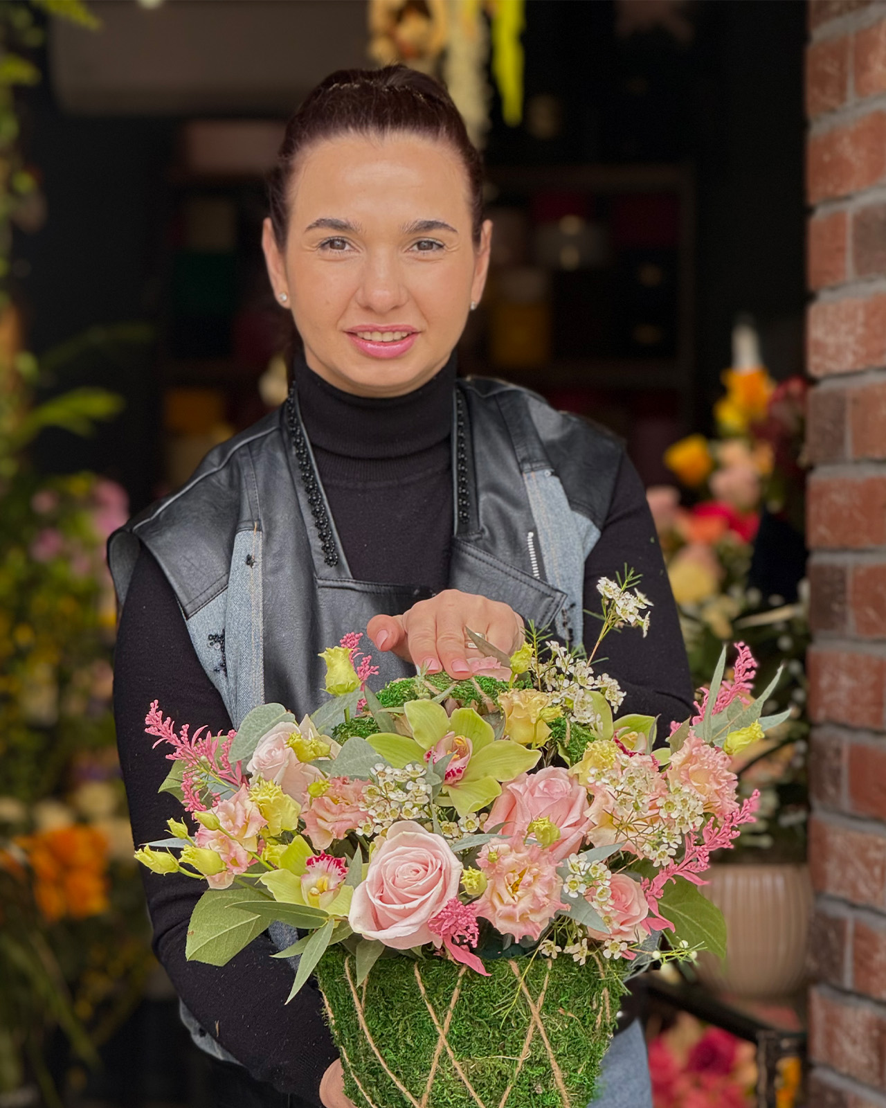 Aranjament floral în coș cu trandafiri, cymbidium si lisianthus „Rose Breeze”