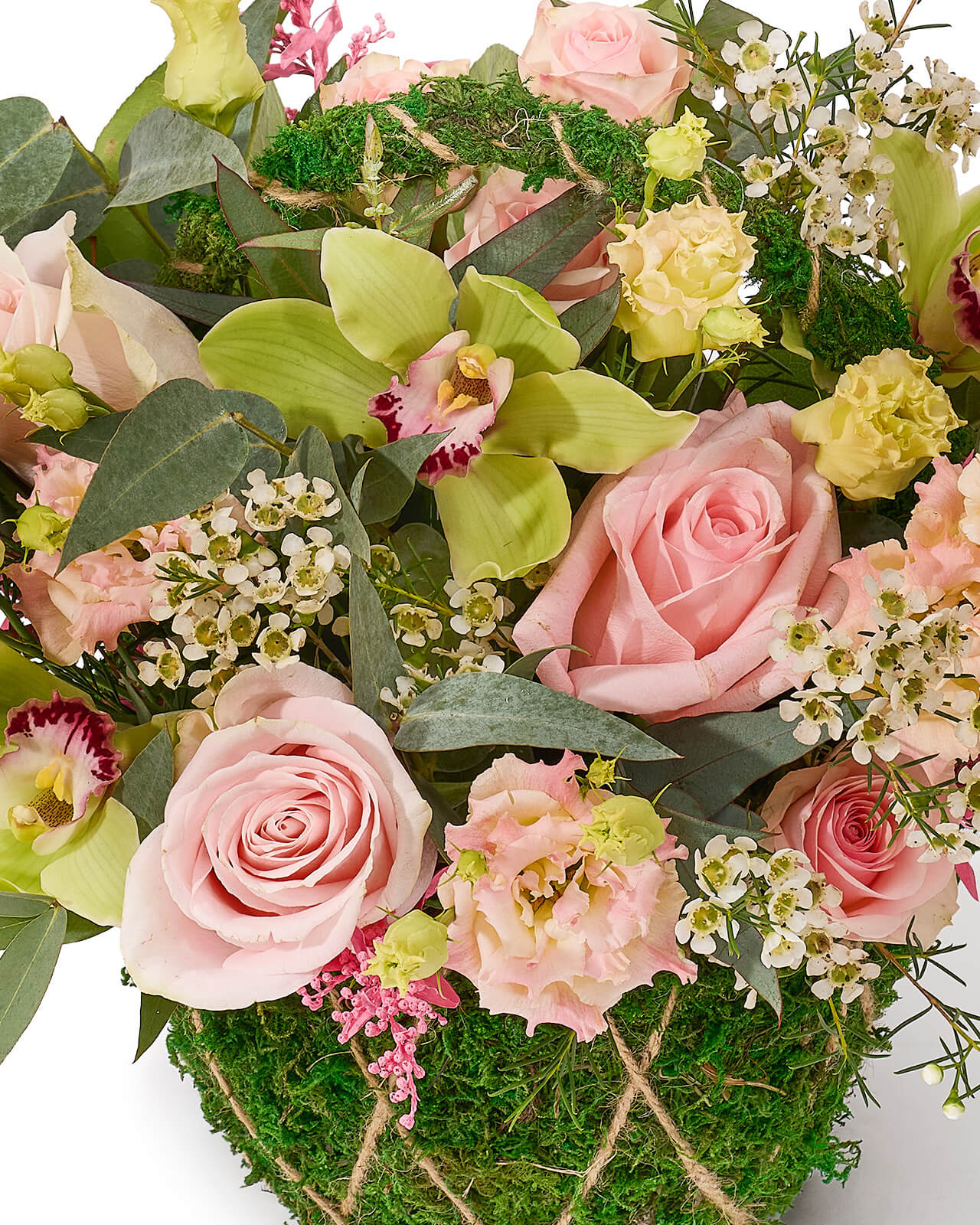 Aranjament floral în coș cu trandafiri, cymbidium si lisianthus „Rose Breeze”