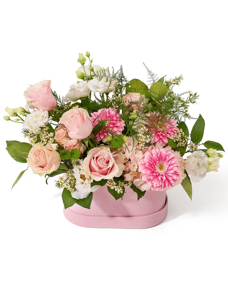 Aranjament floral în cutie cu flori roz, cu trandafiri, hortensie si gerbera „Rosy Horizon”