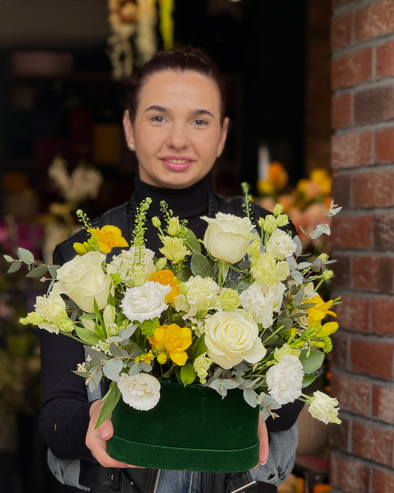 Aranjament floral în cutie cu trandafiri albi, frezii și minirosa galbene si lisianthus „Sunrise Bloom”-3