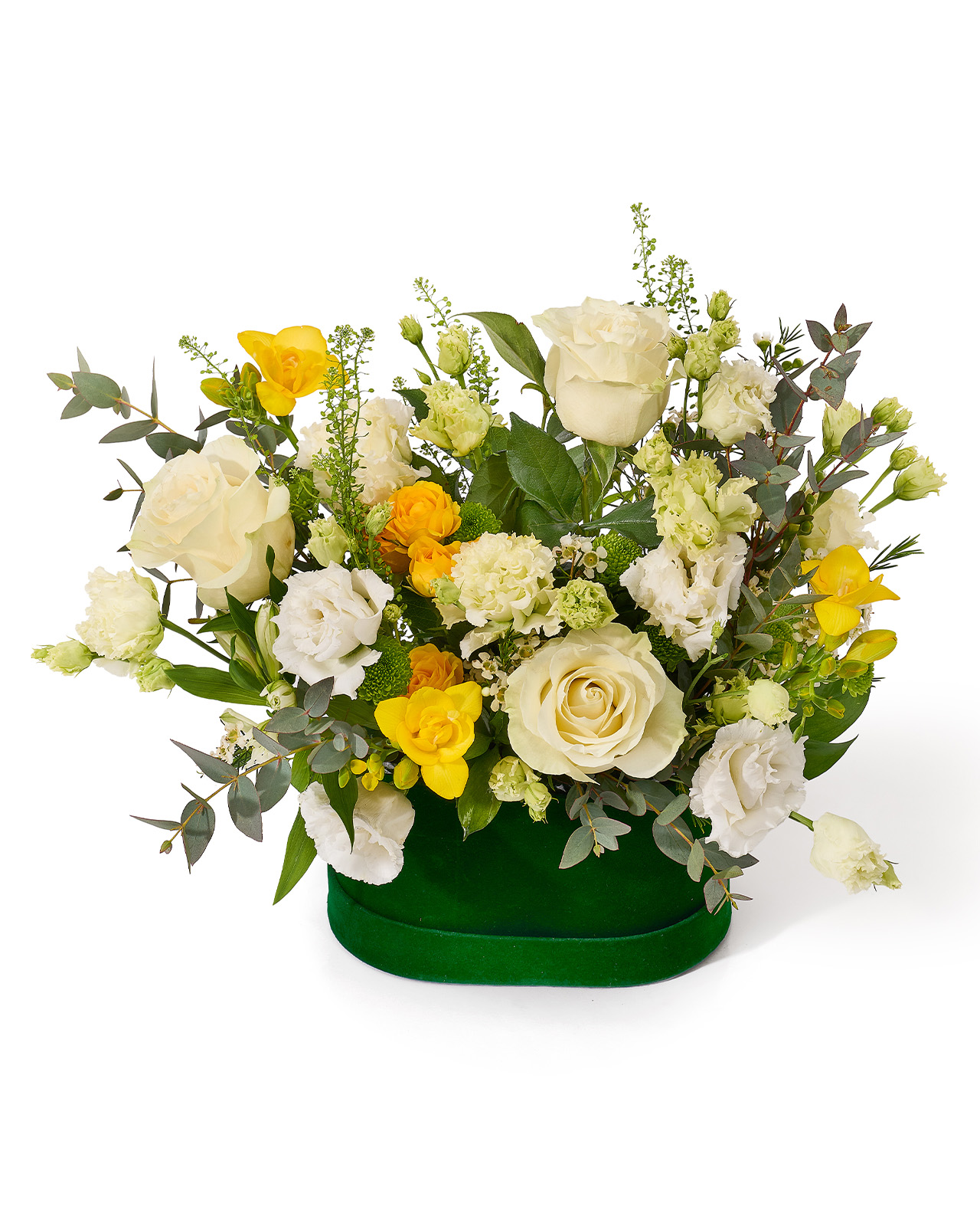 Aranjament floral în cutie cu trandafiri albi, frezii și minirosa galbene si lisianthus „Sunrise Bloom”