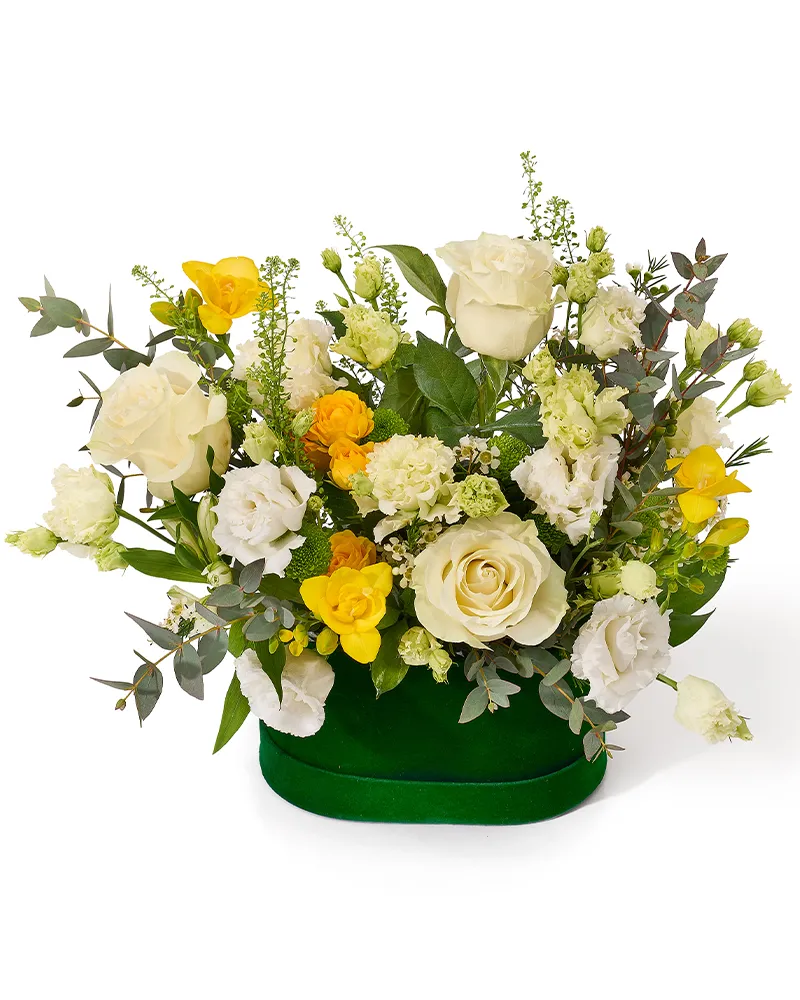 Aranjament floral în cutie cu trandafiri albi, frezii și minirosa galbene si lisianthus „Sunrise Bloom”