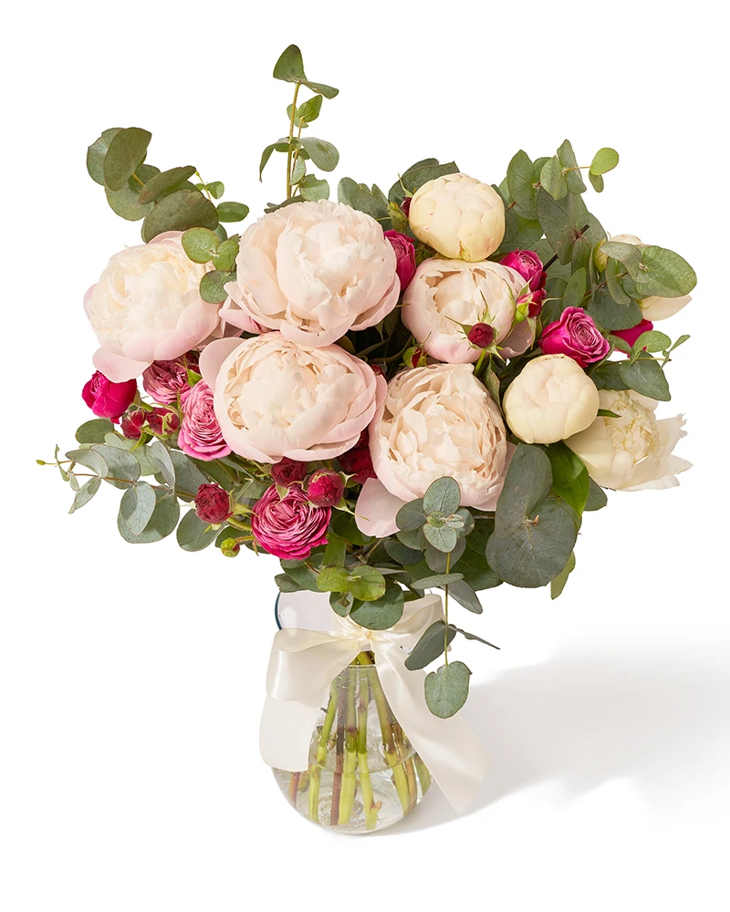 Buchet cu bujori, minirose si eucalipt „Blush Elegance”