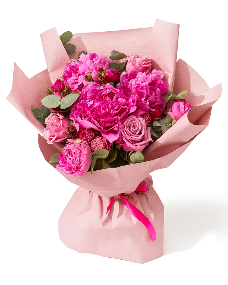 Buchet cu bujori, minirose si trandafiri „Romantic Breeze”