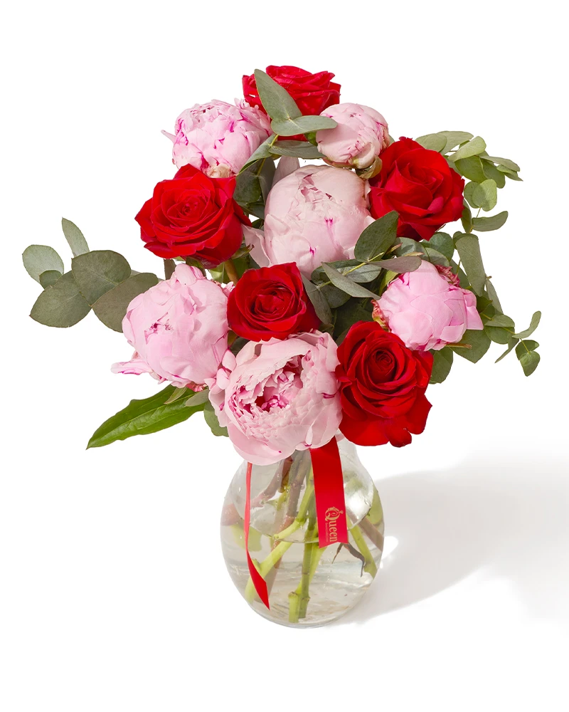 Buchet cu bujori, trandafiri si eucalipt „Romantic Bloom”