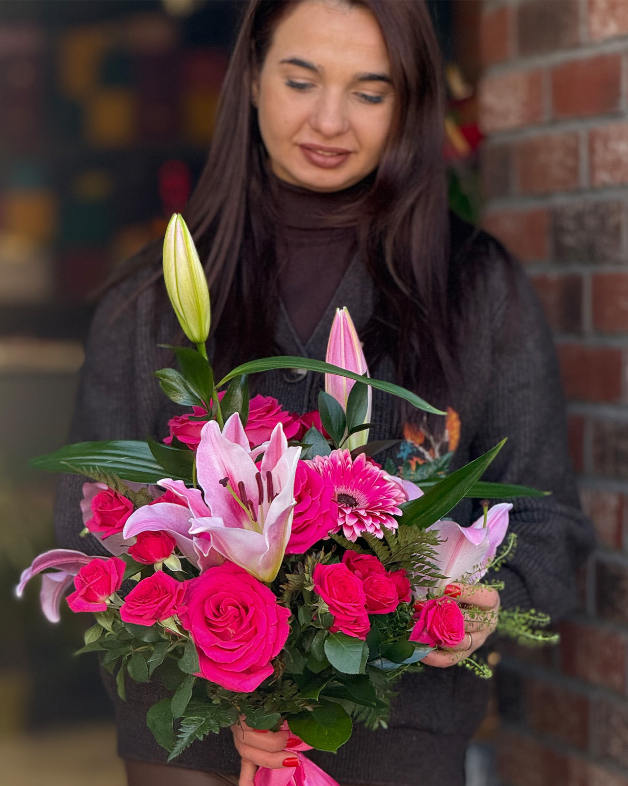 Buchet cu crin, trandafiri și minirosă „Pure Delight”-2