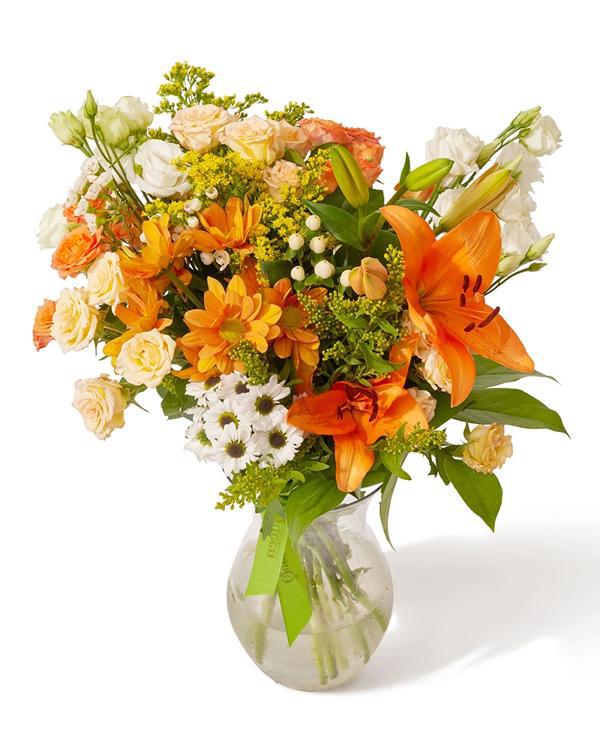 Buchet cu crini, crizanteme si minirose „Gentle Radiance”
