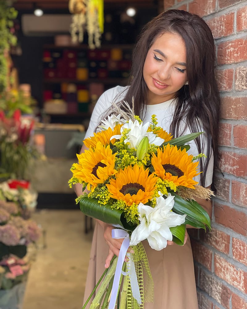 Buchet cu crini, helianthus si solidago „Sunshine Harmony”-2