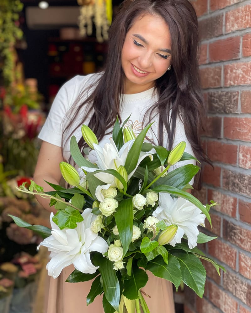 Buchet cu crini si minirose „Delicate Sunrise”-2