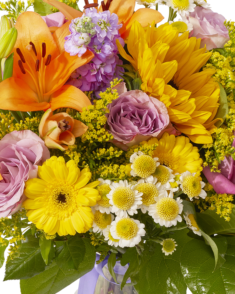 Buchet cu crini, trandafiri si crizanteme „Sunlit Symphony”-2