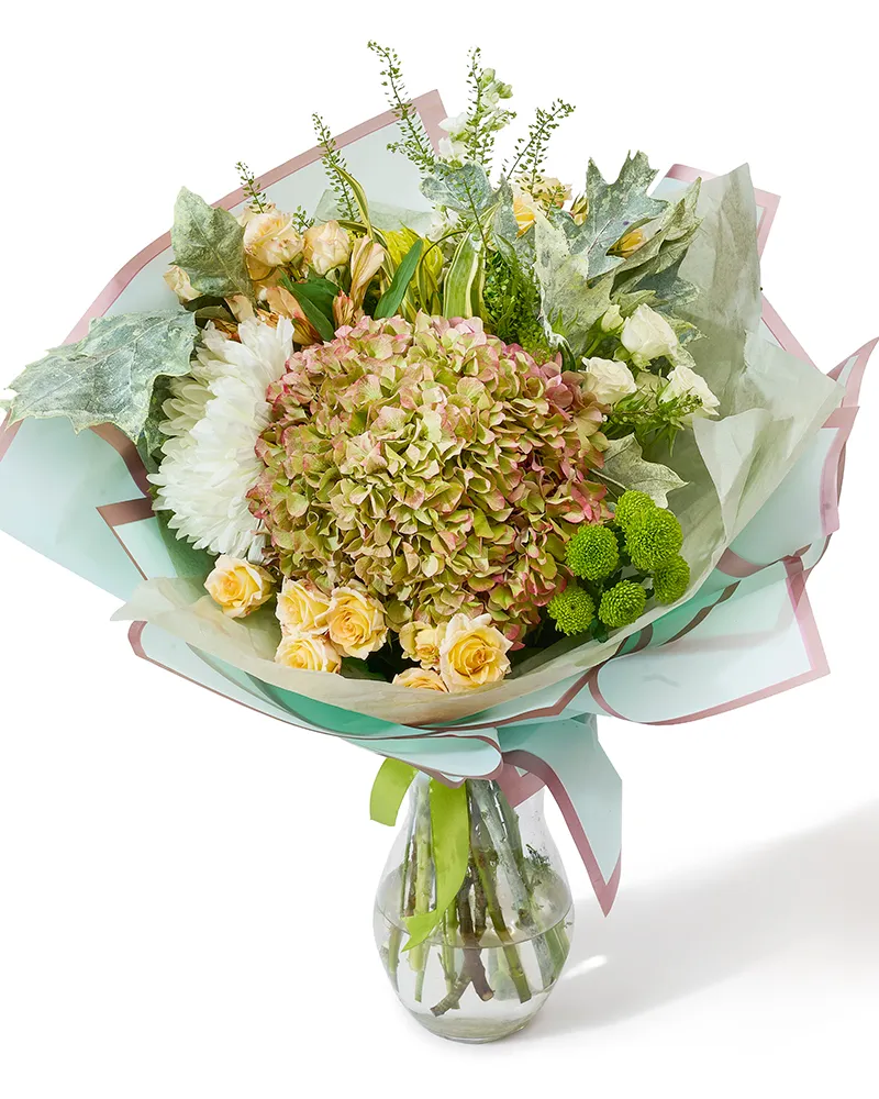 Buchet cu hortensie, trandafiri și crizanteme „Velvet Harmony”