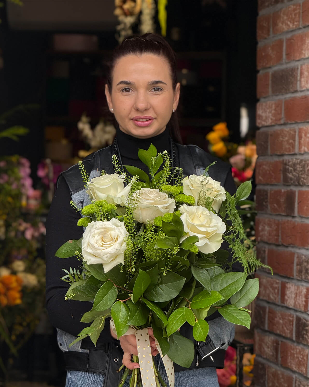 Buchet cu trandafiri albi, crizanteme santini, ruscus si accente de verdeata decorativa „Honey Petal Dream”