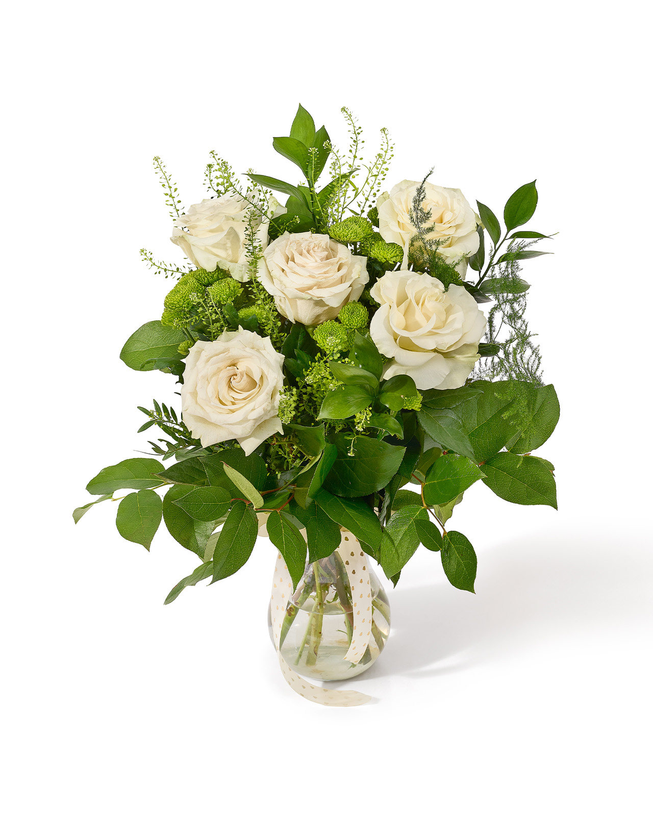 Buchet cu trandafiri albi, crizanteme santini, ruscus si accente de verdeata decorativa „Honey Petal Dream”