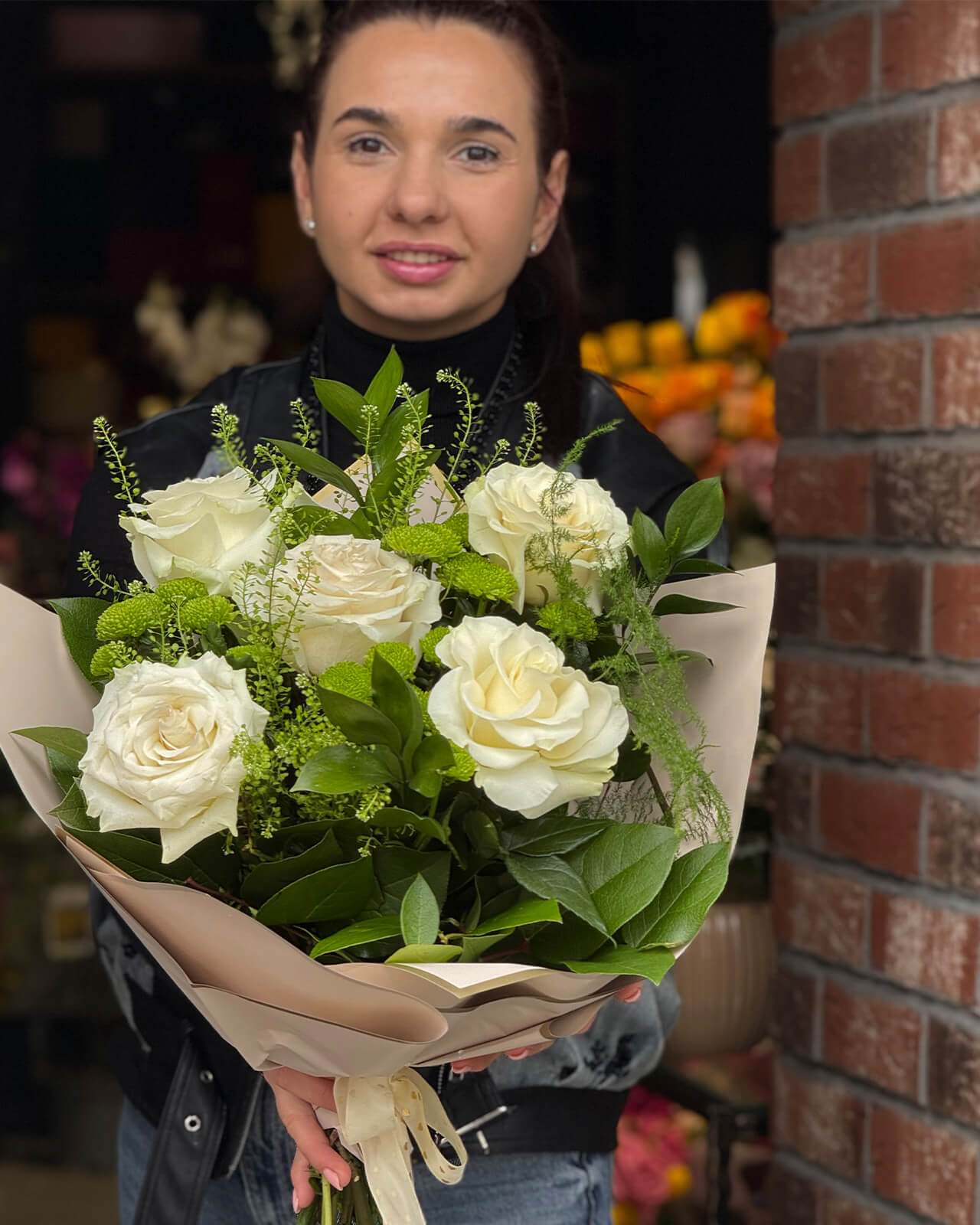 Buchet cu trandafiri albi, crizanteme santini, ruscus si accente de verdeata decorativa „Honey Petal Dream”