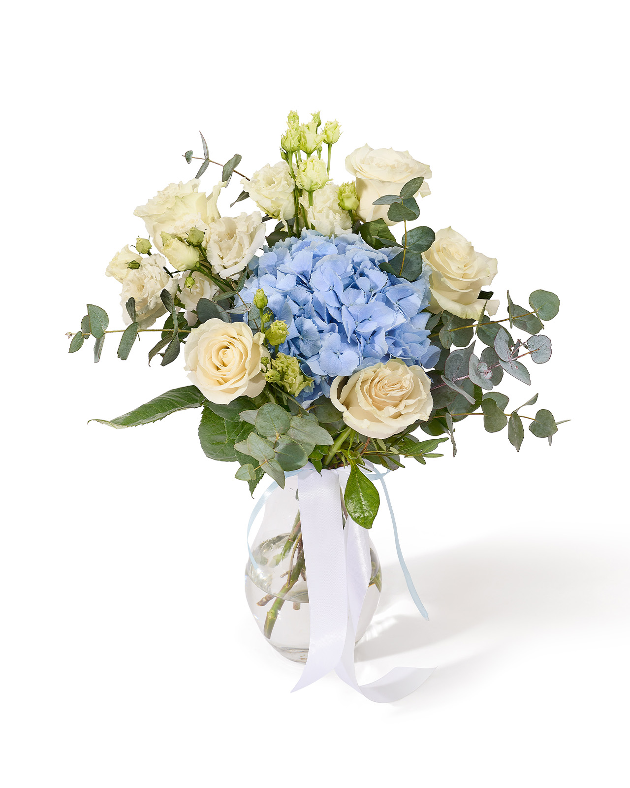 Buchet cu trandafiri albi, lisianthus alb, hortensie bleu si eucalipt „Floral Tide”