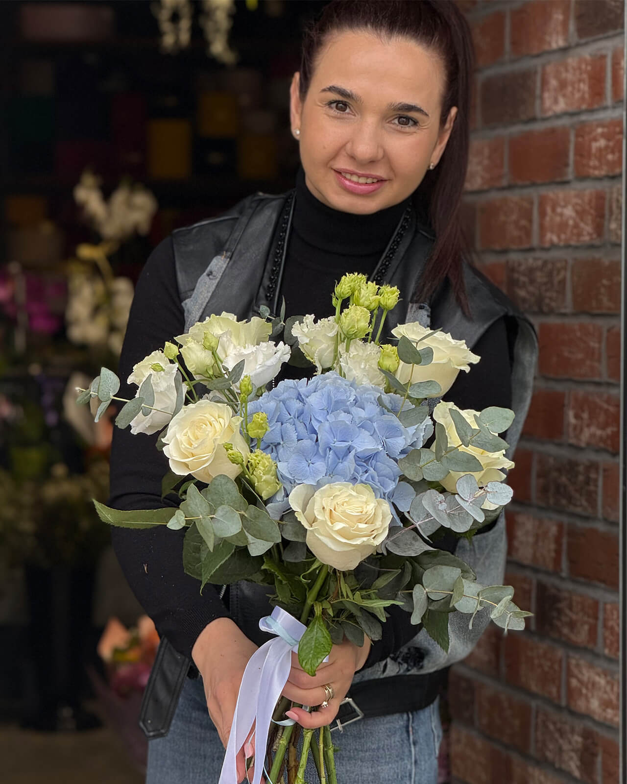Buchet cu trandafiri albi, lisianthus alb, hortensie bleu si eucalipt „Floral Tide”