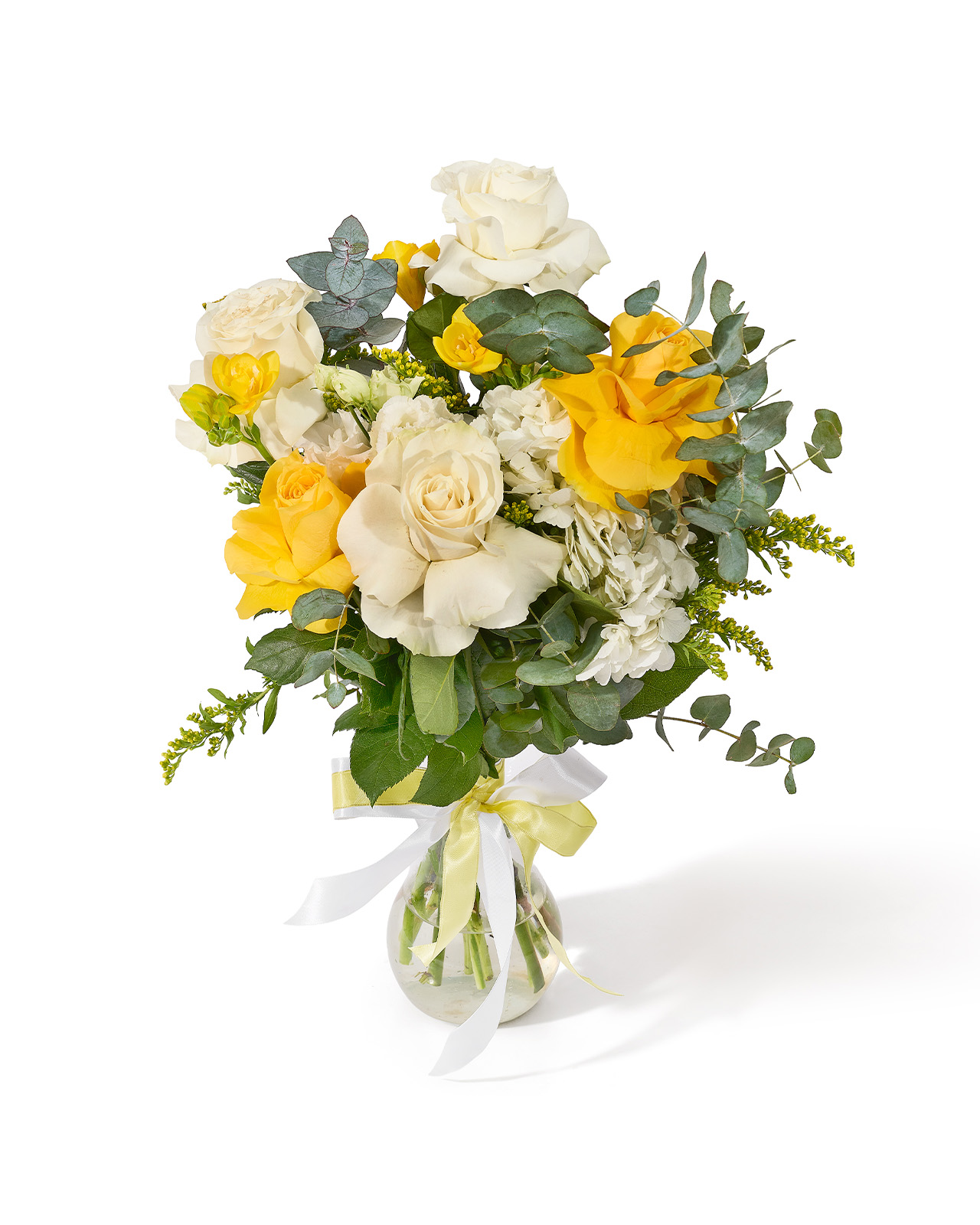 Buchet cu trandafiri albi si galbeni, frezii galbene, lisianthus si hortensie alba „Blooming Breeze”