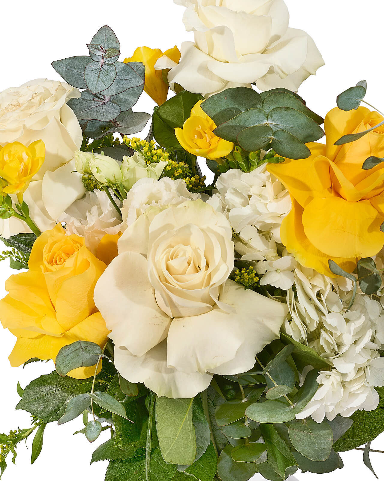 Buchet cu trandafiri albi si galbeni, frezii galbene, lisianthus si hortensie alba „Blooming Breeze”