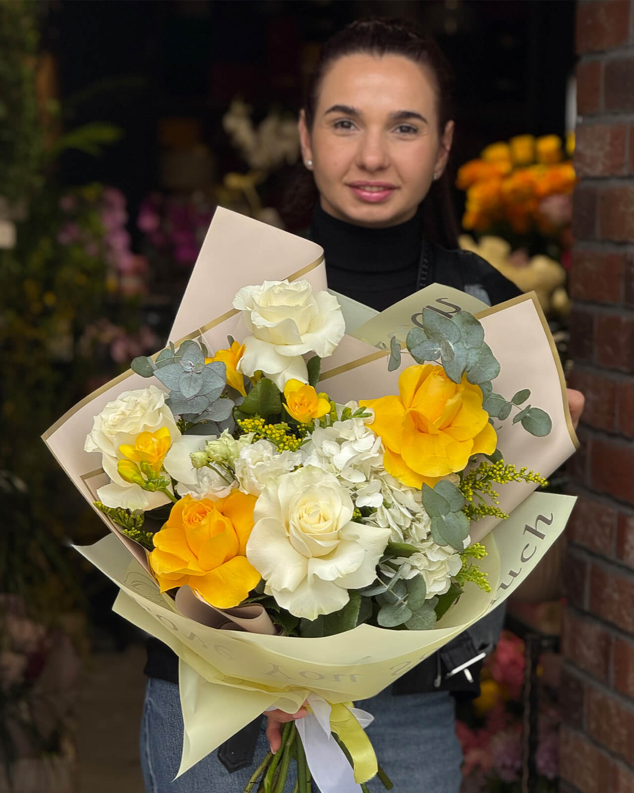 Buchet cu trandafiri albi si galbeni, frezii galbene, lisianthus si hortensie alba „Blooming Breeze”
