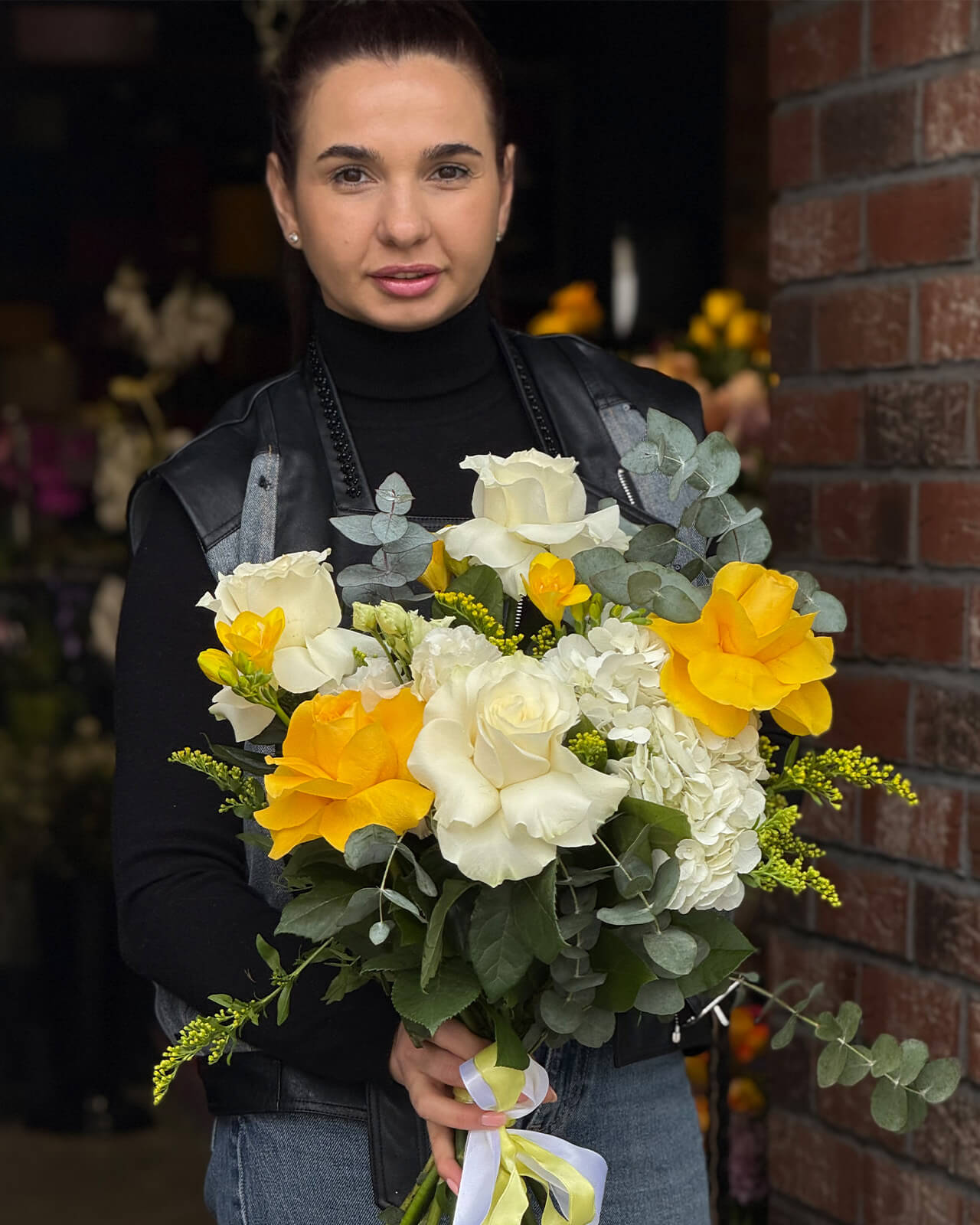 Buchet cu trandafiri albi si galbeni, frezii galbene, lisianthus si hortensie alba „Blooming Breeze”
