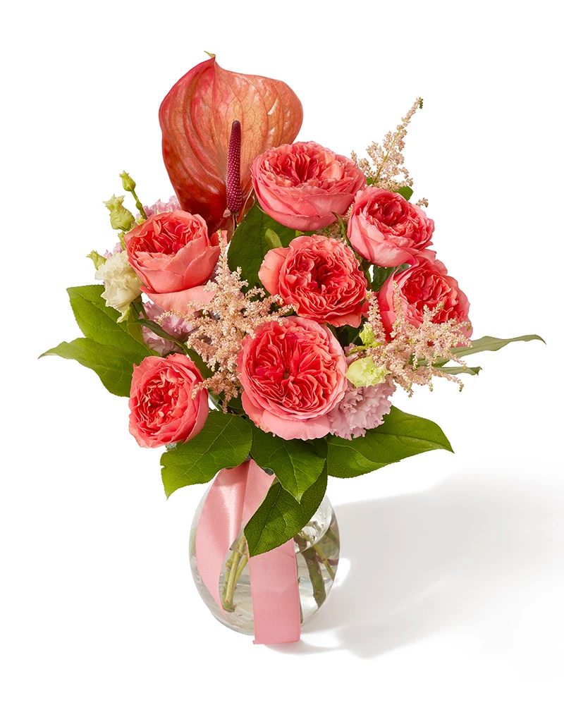 Buchet cu trandafiri, anthurium si astilbe „Royal Charm”