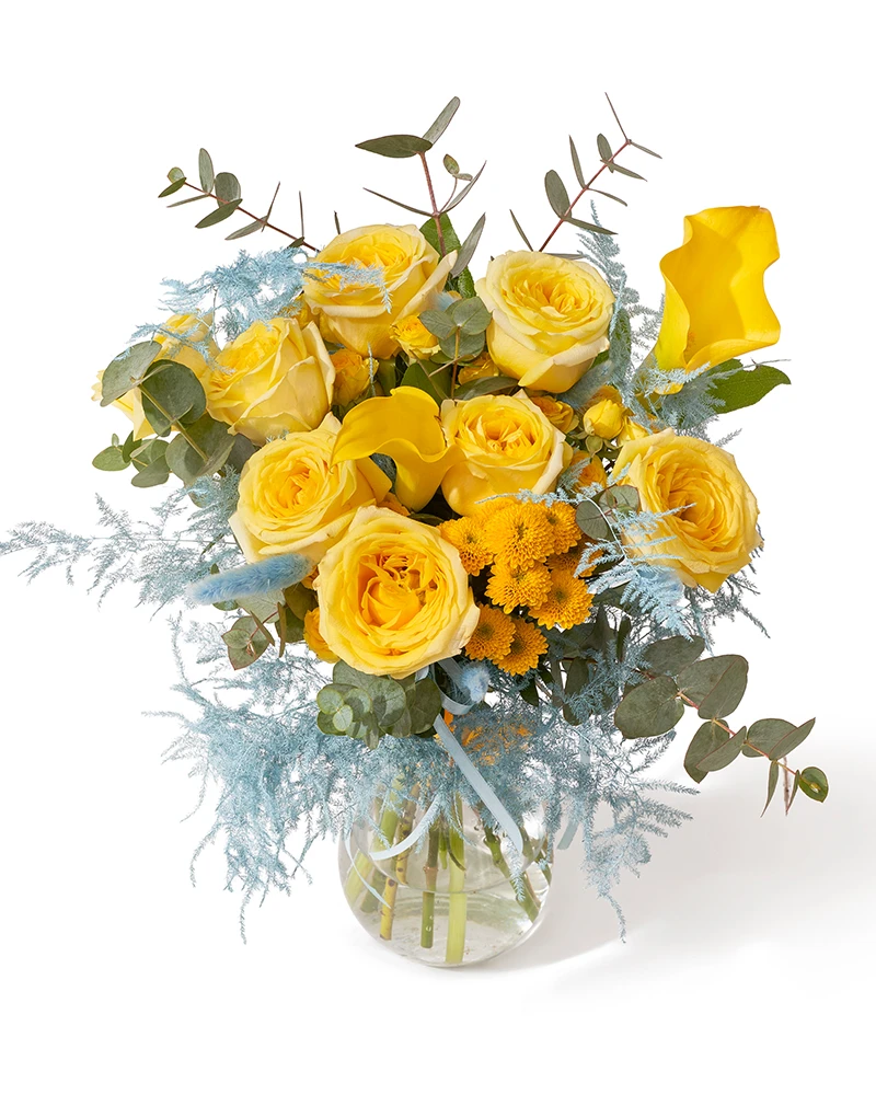Buchet cu trandafiri, cale si minirose „Golden Cascade”
