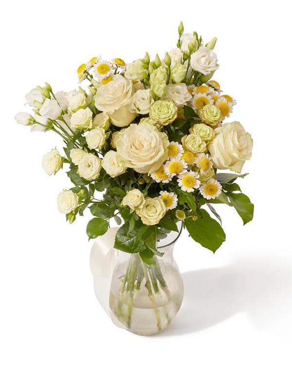 Buchet cu trandafiri, crizanteme santini si lisianthus „Spring Harmony”