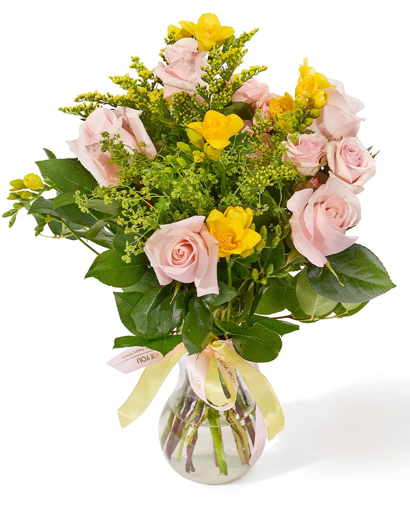 Buchet cu trandafiri, frezii și minirose „Rose Aura”