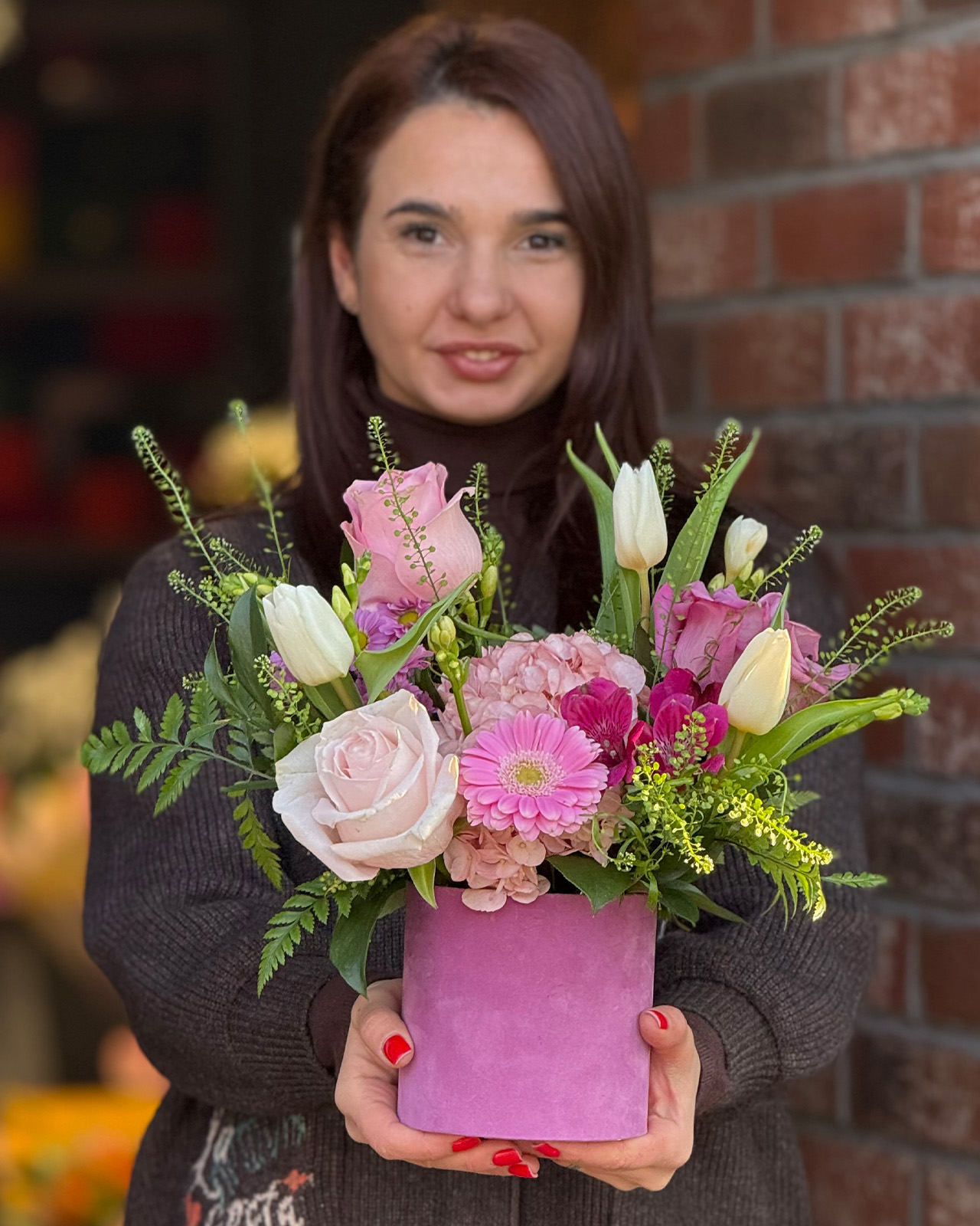 Buchet cu trandafiri, hortensie și lalele „Garden Whisper”-2