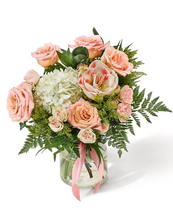 Buchet cu trandafiri și hortensie „Blushing Horizon”