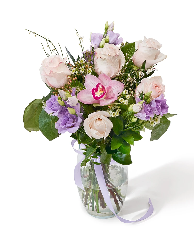 Buchet cu trandafiri și lisianthus „Petal Whisper”