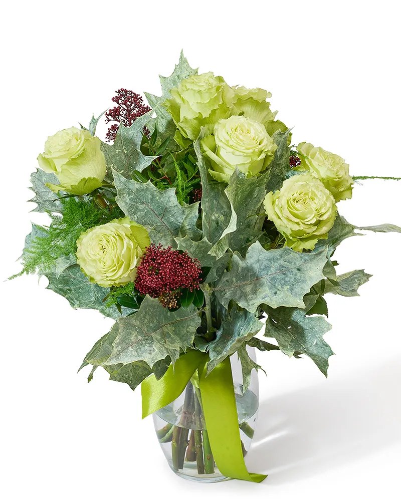 Buchet cu trandafiri și skimmia „Rustic Charm”