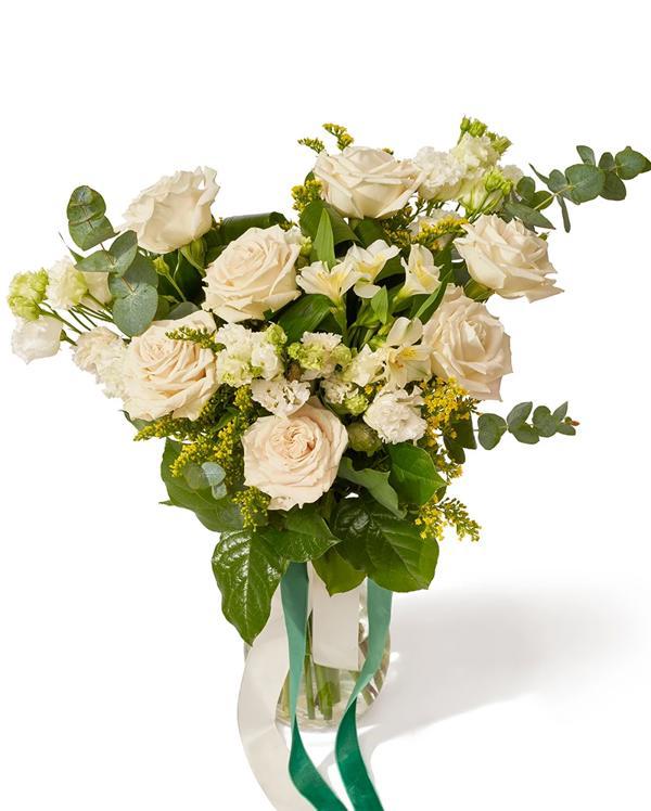 Buchet cu trandafiri, lisianthus si alstroemeria „Garden Fantasy”