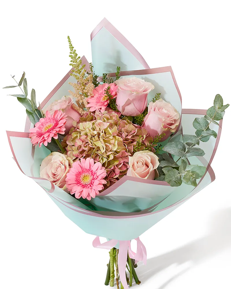 Buchet cu trandafiri, minigerbera și hortensie „Silver Dawn”