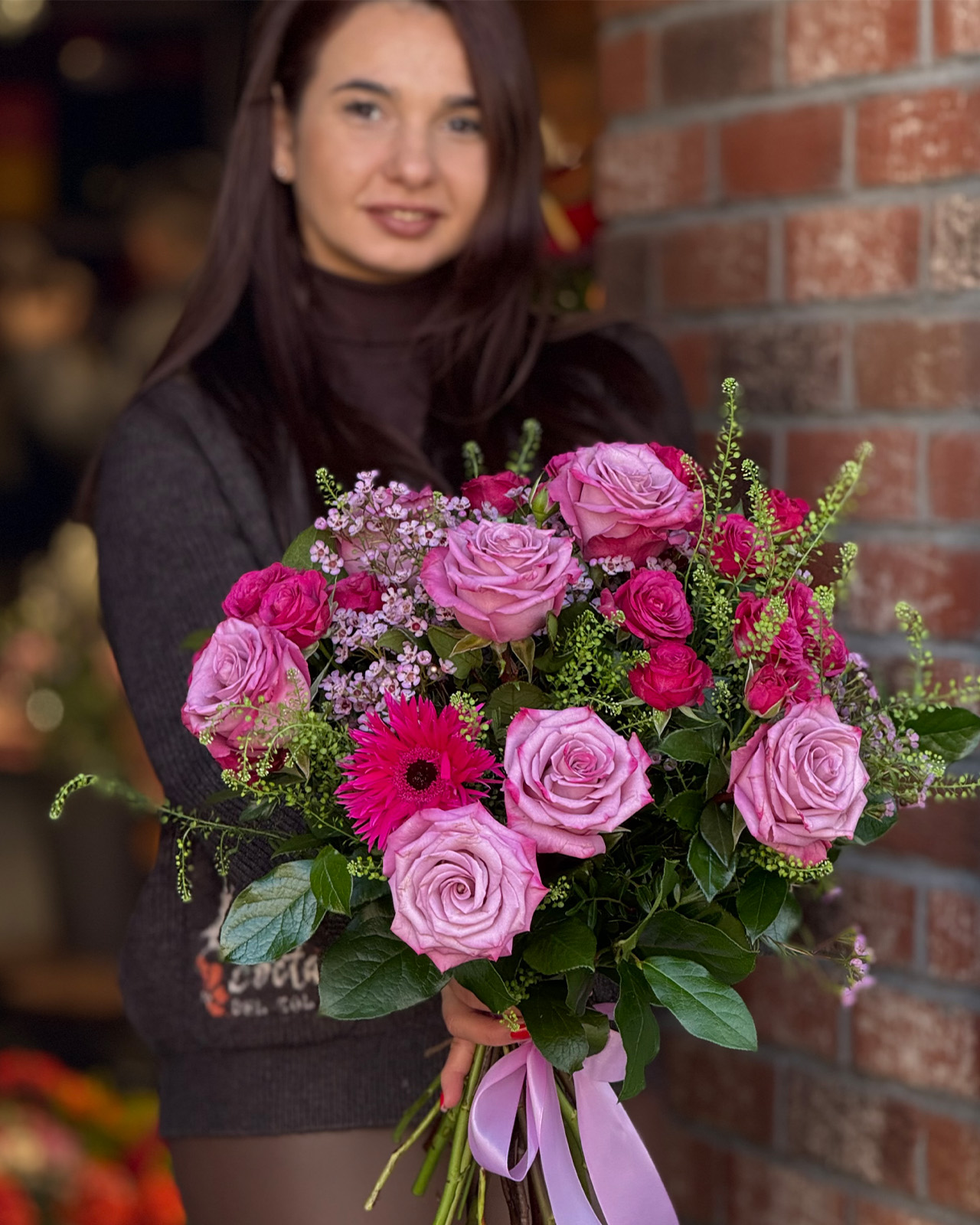 Buchet cu trandafiri, minirosă și gerbera „Elegant Charm”-2