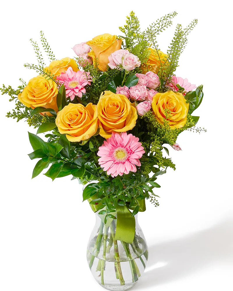 Buchet cu trandafiri, minirose și minigerbera „Radiant Harmony”