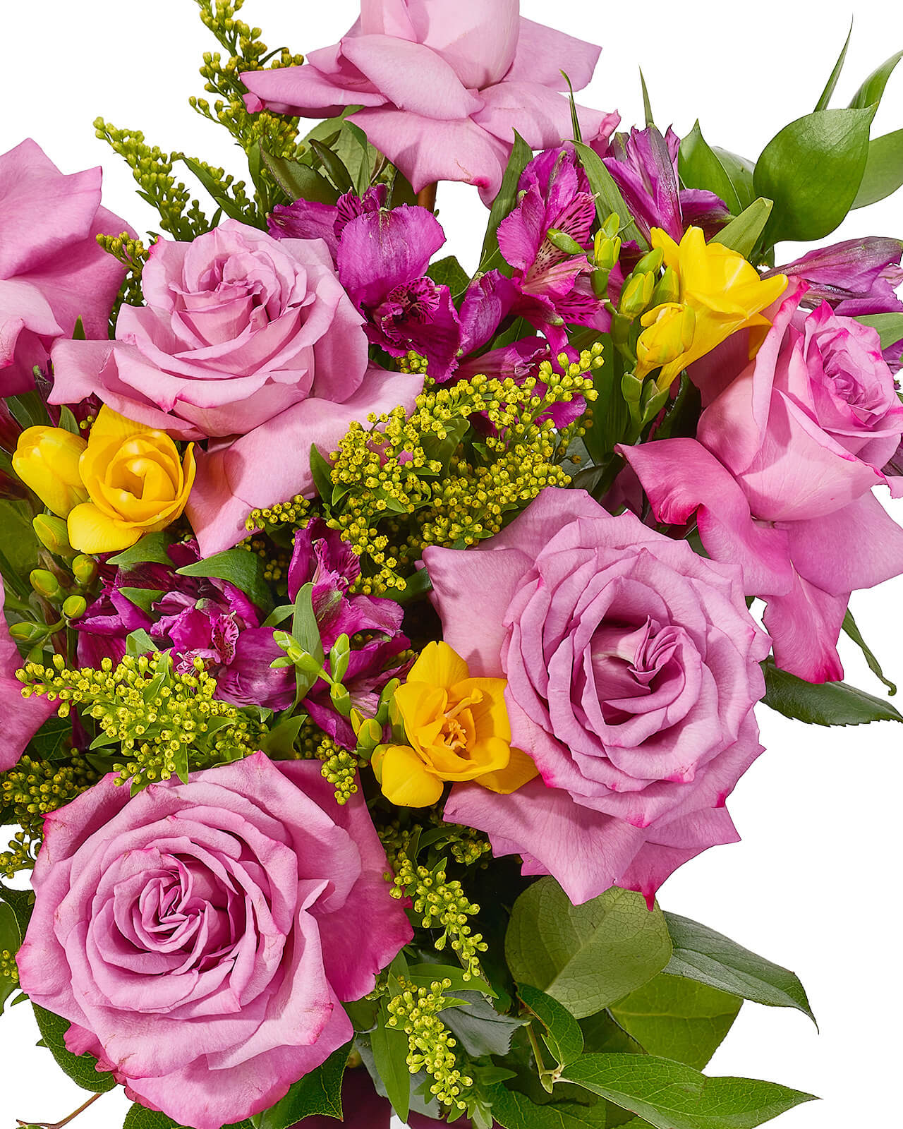 Buchet cu trandafiri mov, alstroemeria mov, frezii galbene, solidago si ruscus „Lavender Gleam”