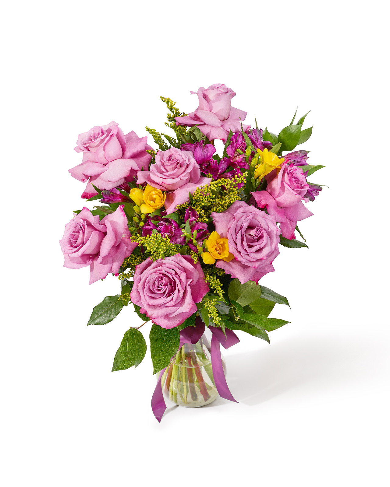 Buchet cu trandafiri mov, alstroemeria mov, frezii galbene, solidago si ruscus „Lavender Gleam”