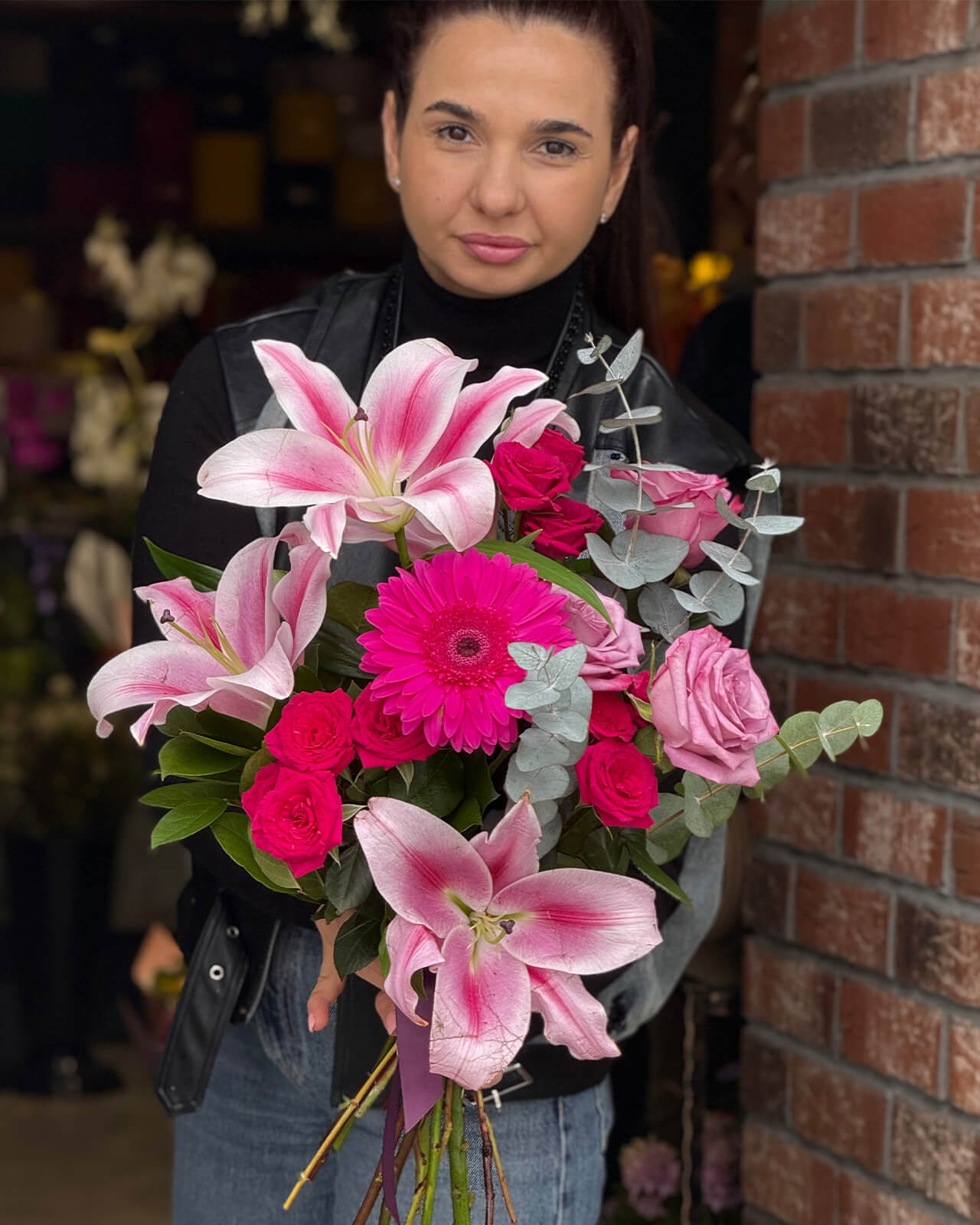 Buchet cu trandafiri mov, crin imperial, gerbera roz, minirose si eucalipt „Dream Bouquet”
