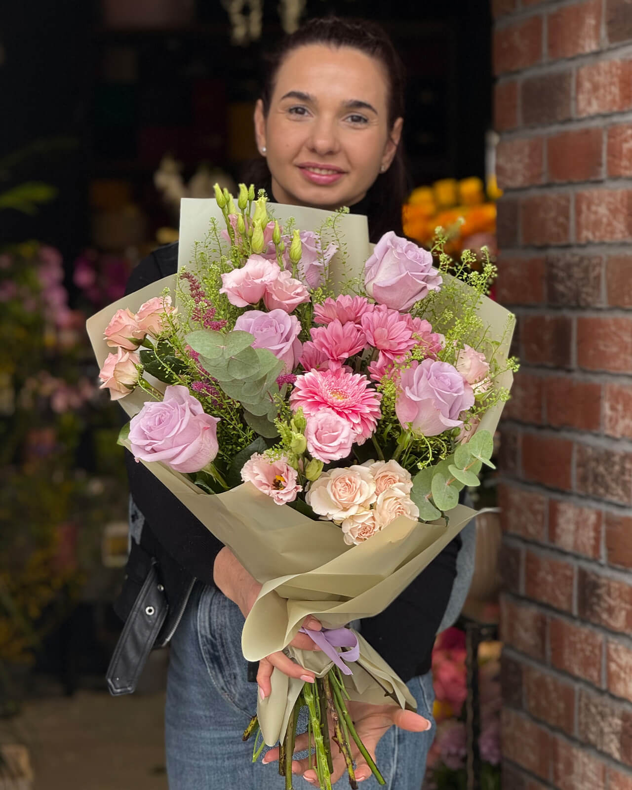Buchet cu trandafiri mov, lisianthus roz, crizanteme, gerbera roz, minirose si astilbe „Petal Veil”