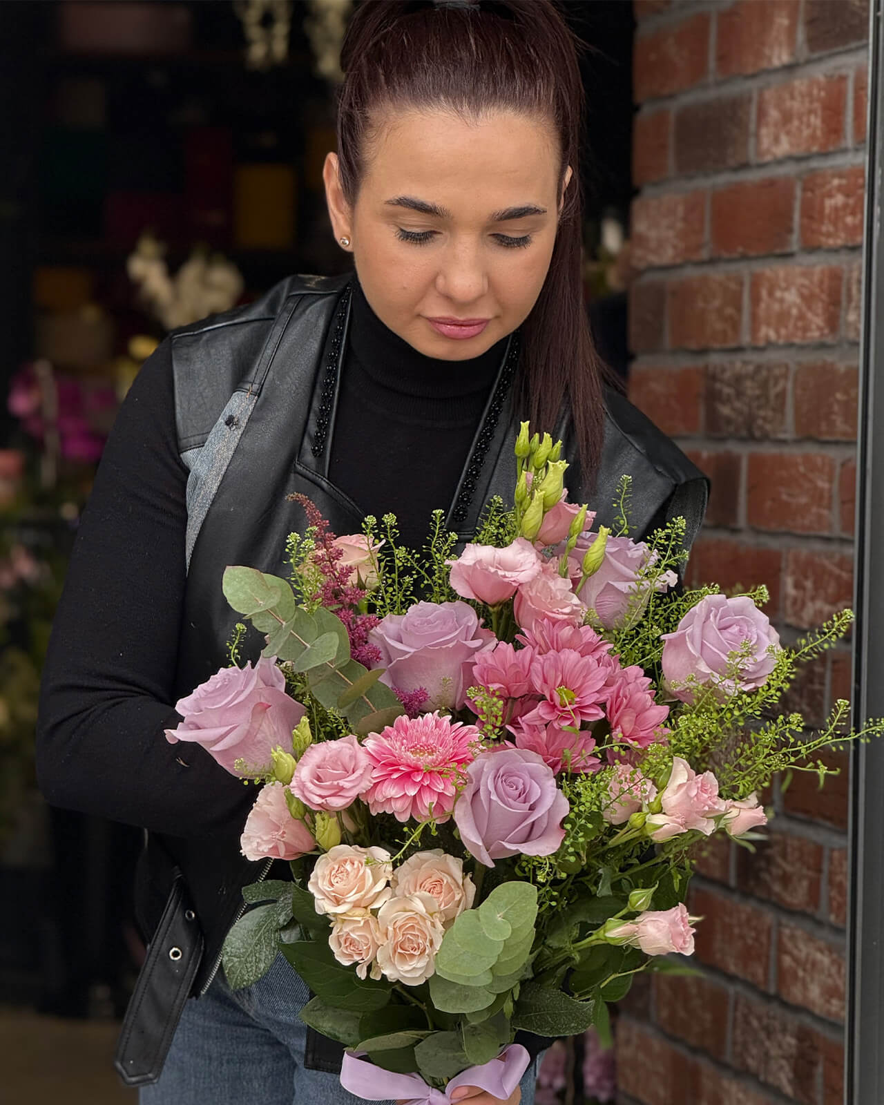 Buchet cu trandafiri mov, lisianthus roz, crizanteme, gerbera roz, minirose si astilbe „Petal Veil”