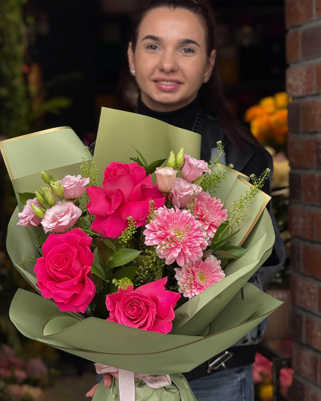 Buchet cu trandafiri Pink Floyd, gerbera roz, lisianthus, ruscus si lepidium „Sunset Blossom Whisper”