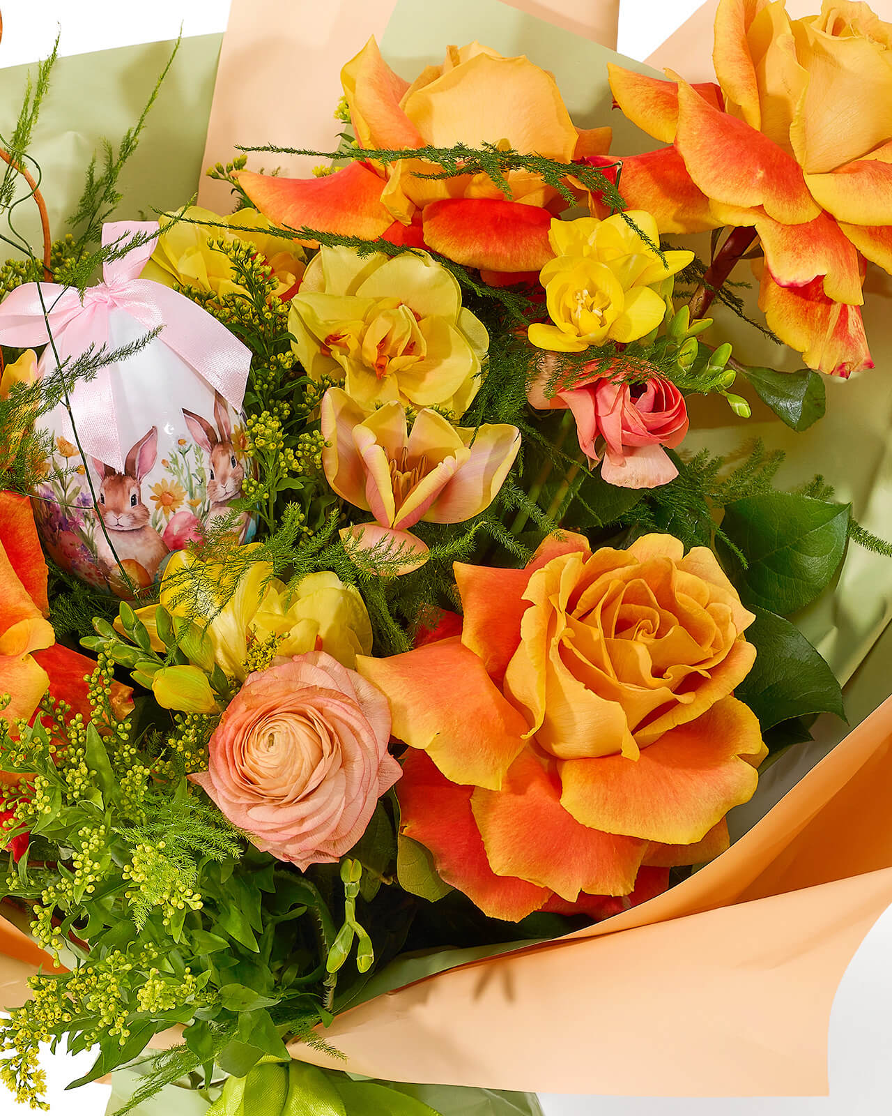 Buchet cu trandafiri portocalii, lalele galbene, frezii, ranunculus si narcise „Sunlit Roses”
