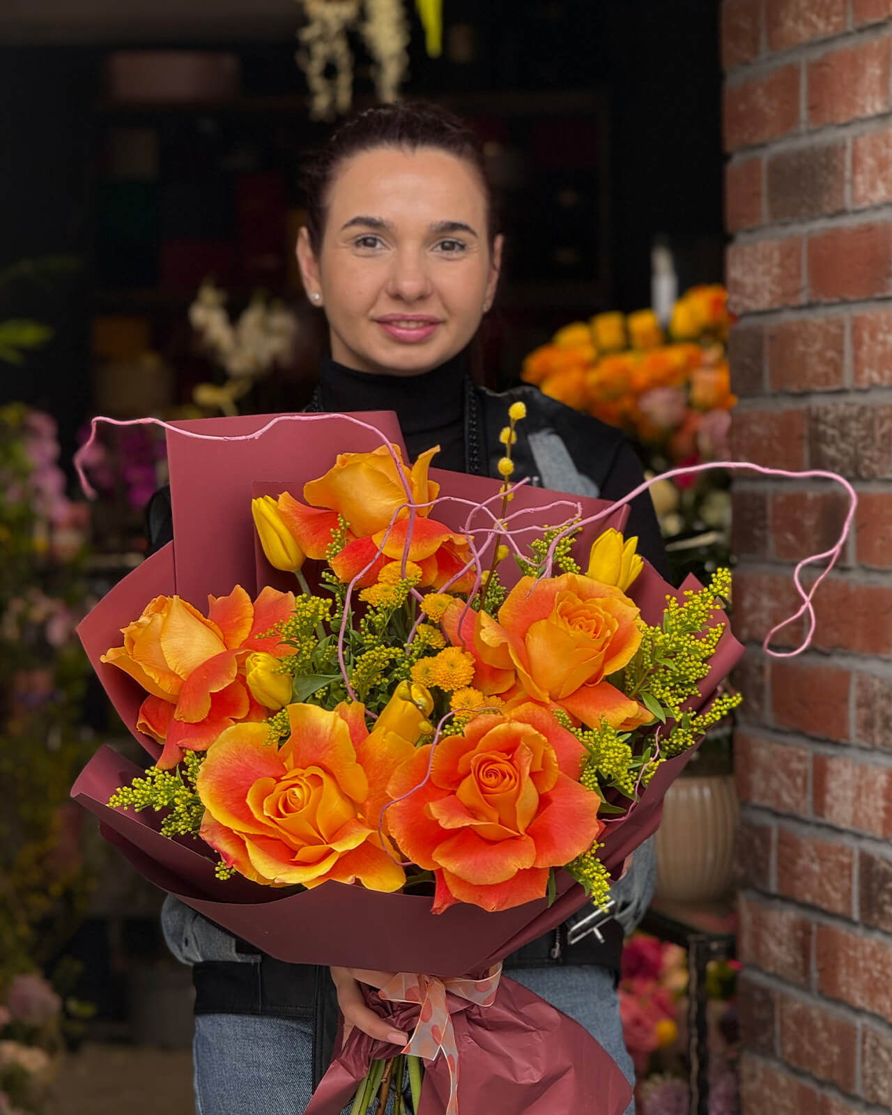 Buchet cu trandafiri portocalii, lalele galbene, santini galben, solidago si salix „Rosewood Melody”