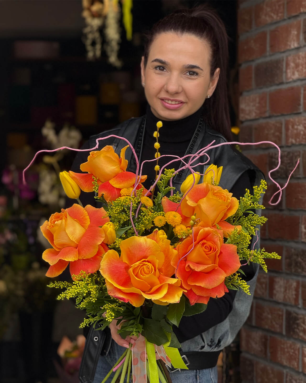 Buchet cu trandafiri portocalii, lalele galbene, santini galben, solidago si salix „Rosewood Melody”