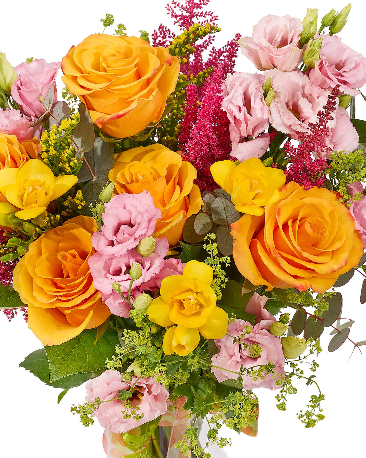 Buchet cu trandafiri portocalii, lisianthus roz, astilbe, frezii galbene si solidago „Golden Petal Dance”
