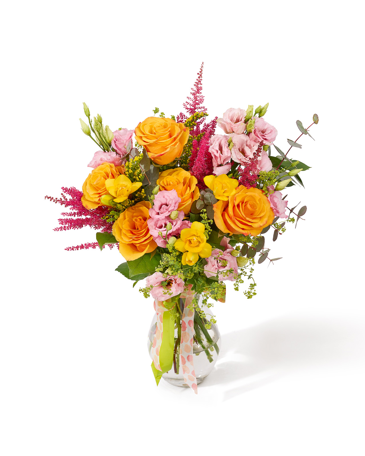 Buchet cu trandafiri portocalii, lisianthus roz, astilbe, frezii galbene si solidago „Golden Petal Dance”