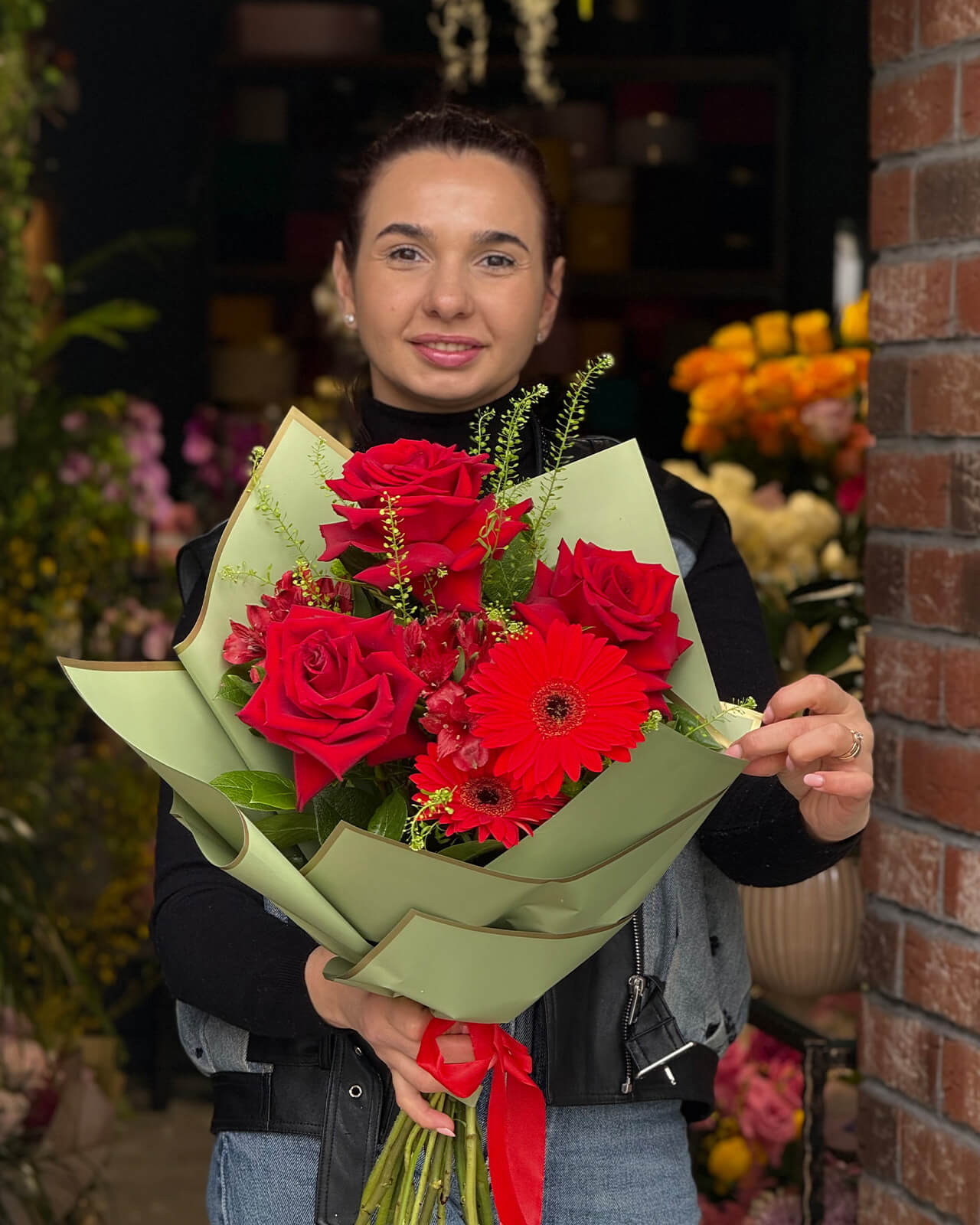 Buchet cu trandafiri rosii, gerbera rosie, alstroemeria si accente de verdeata „Rose Mirage”