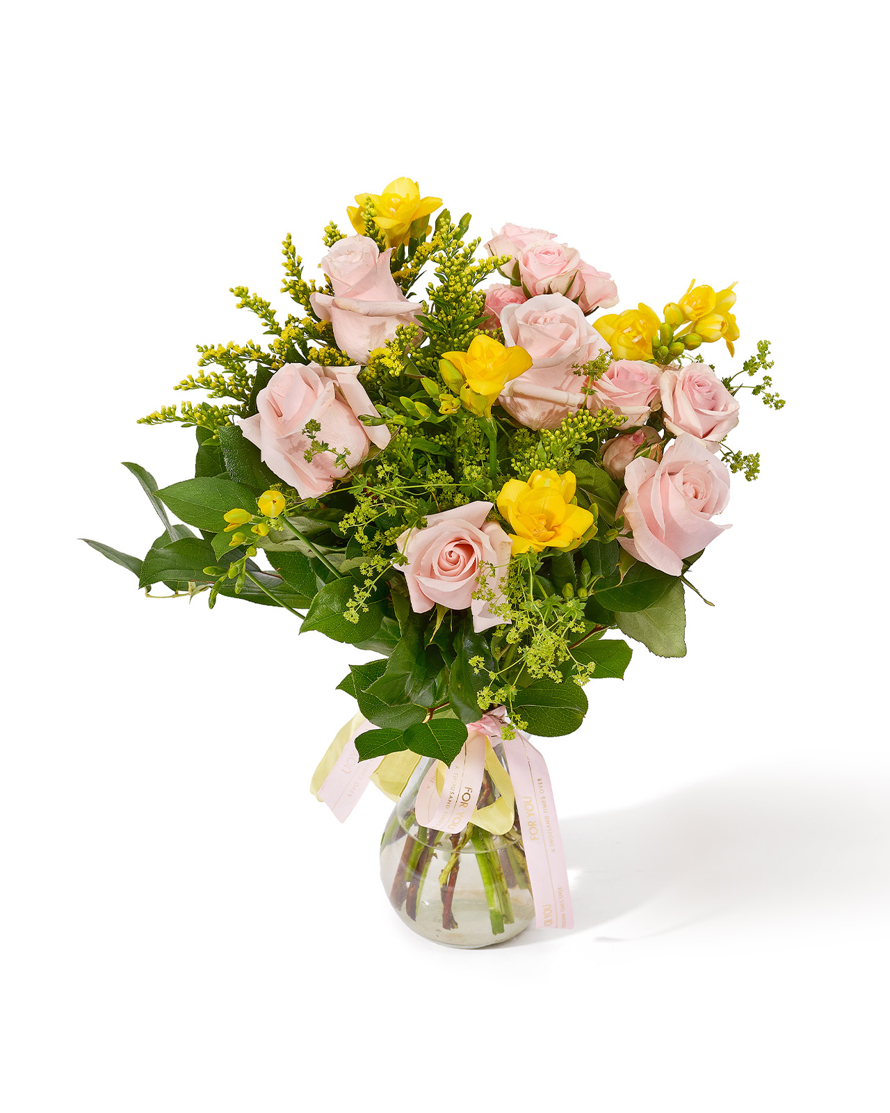 Buchet cu trandafiri roz, frezii galbene, minirose roz, solidago si alchemilla „Rose Aura”